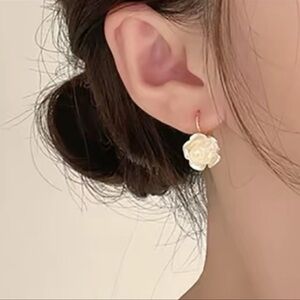 Elegant White Flower Earrings for Women 
       ~NEW~
—Makes a Great Gift